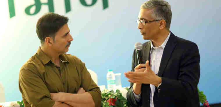 The Secretary, Ministry of Drinking Water and Sanitation, Parameswaran Iyer with Akshay Kumar at a 2-day ‘Swachhata Sammelan’ in Mathura on December 22, 2016.