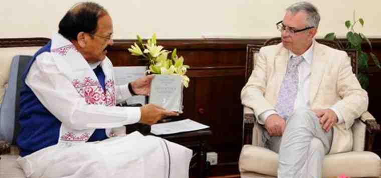 Mr. Venkaiah Naidu Minister for I&B presenting the Collected works of Mahathma Gandhi to Mr. Iurii Artemenko