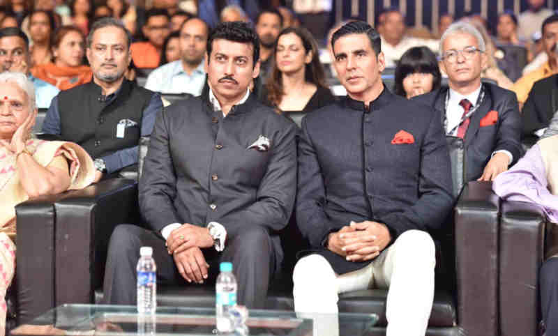 Indian minister Rajyavardhan Rathore and Bollywood actor Akshay Kumar at International Film Festival of India. Photo: PIB