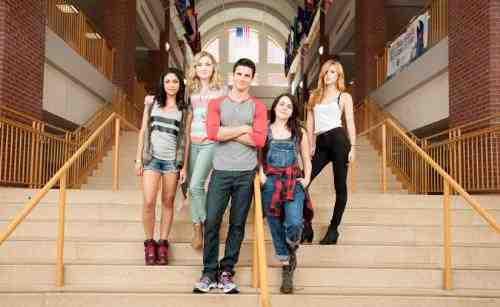 (Left to right) Bianca Santos, Skyler Samuels, Robbie Amell, Mae Whitman and Bella Thorne in THE DUFF
