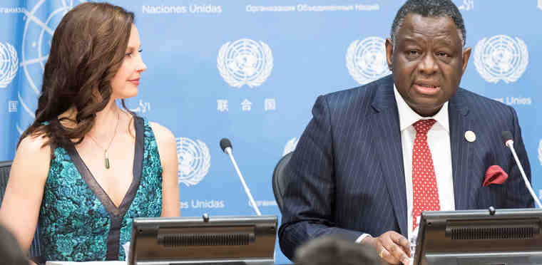 UN Population Fund (UNFPA) Executive Director, Babatunde Osotimehin (right), introduces acclaimed actor Ashley Judd as the agency’s new Goodwill Ambassador. UN Photo / Mark Garten