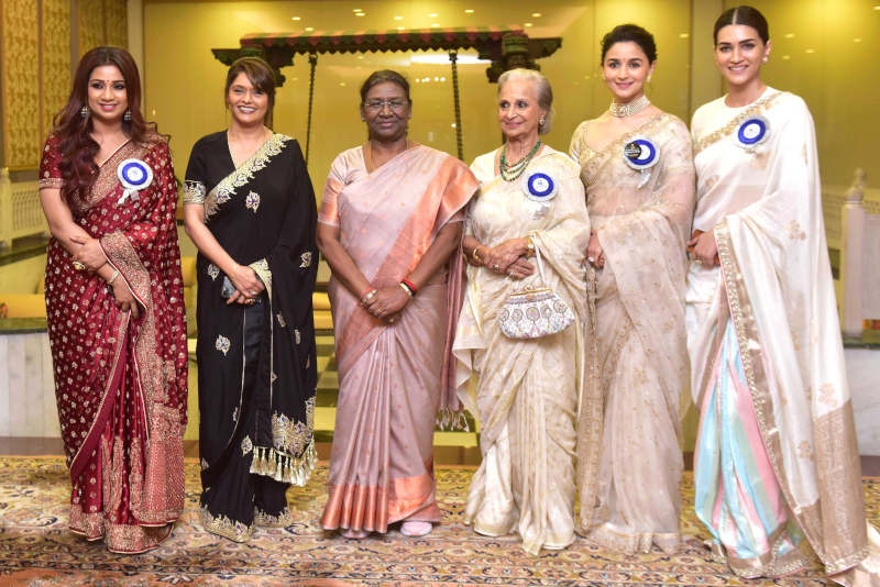 राष्ट्रपति द्रौपदी मुर्मू ने 17 अक्टूबर, 2023 को नई दिल्ली में 69वें राष्ट्रीय फिल्म पुरस्कार प्रदान किए। उन्होंने सुश्री वहीदा रहमान को वर्ष 2021 के लिए दादा साहेब फाल्के लाइफटाइम अचीवमेंट पुरस्कार से भी सम्मानित किया। फोटो: राष्ट्रपति भवन